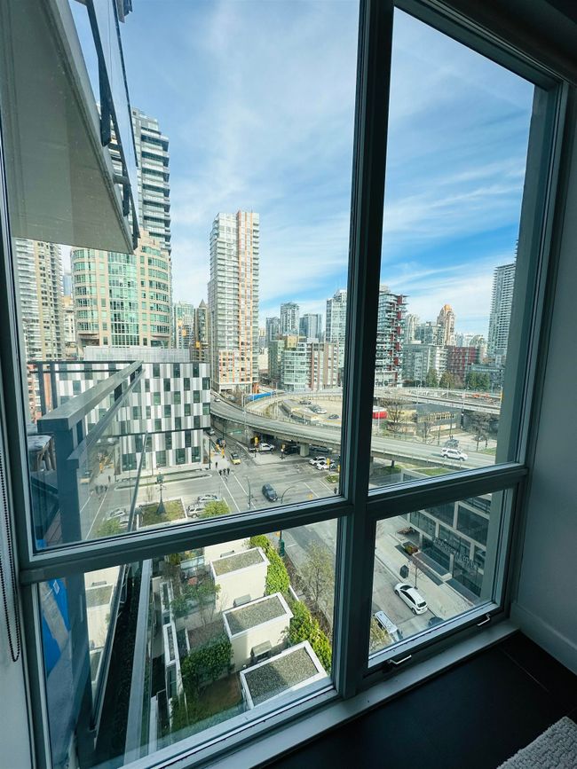 1202 - 1455 Howe St, Condo with 1 bedrooms, 0 bathrooms and 1 parking in Vancouver BC | Image 2