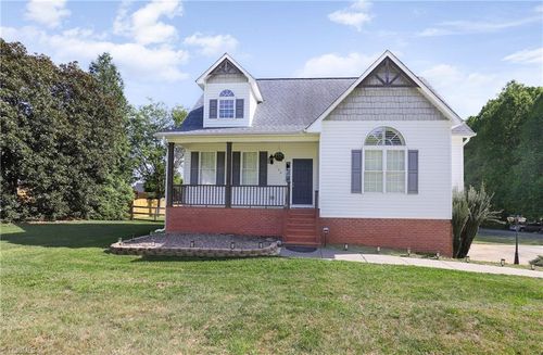 100 Woodstaff Rd, Kernersville, NC, 27284-7322 | Card Image