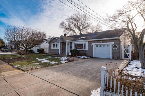 12 Ida Ln, Babylon, NY, 11703-1404 | Card Image