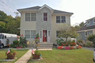 BEAUTIFUL CURB APPEAL | Image 1