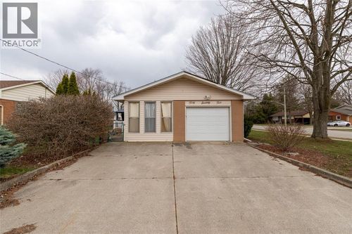 4074 Joe St, Petrolia, ON, N0N1R0 | Card Image