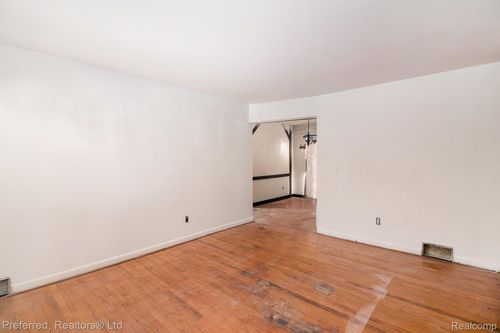 32151 Grandview Ave, Westland, MI, 48186-8963 | Card Image