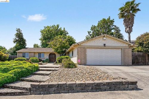 325 Hillsdale Dr, Pittsburg, CA, 94565-5747 | Card Image