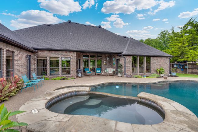 Hot-tub, pool, spacious back porch | Image 31