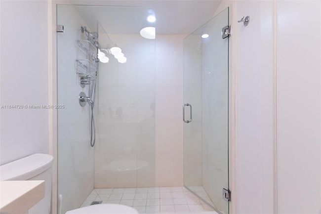 APT-5B - 77 Crandon Blvd, Condo with 1 bedrooms, 2 bathrooms and null parking in Key Biscayne FL | Image 32