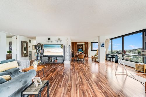 apt-10e-250 Kawaihae St, Honolulu, HI, 96825-1929 | Card Image