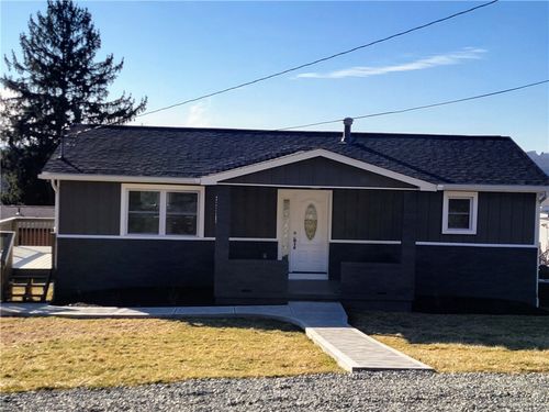 667 Memorial Dr, New Kensington, PA, 15068-2087 | Card Image