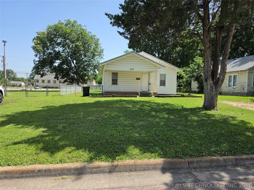 609 W 5th St, Ada, OK, 74820-3213 | Card Image