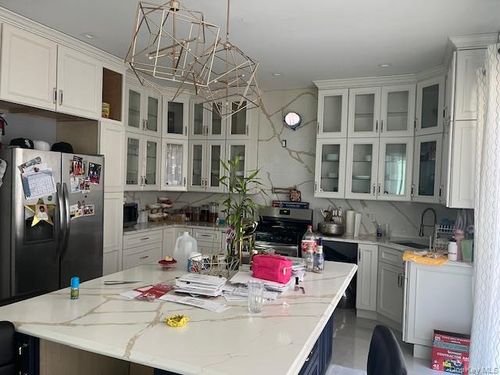 107 E Fairview Ave, Valley Stream, NY, 11580-5929 | Card Image