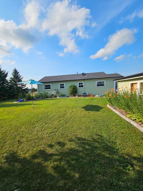 3279 Lighthouse Ln, West Bend, WI, 53090-8622 | Card Image