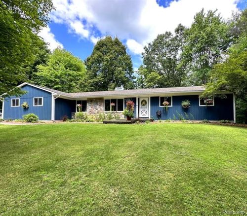 9115 Pine Hill Trl, Fenton, MI, 48430-9217 | Card Image