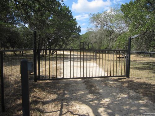 1318 Oakridge Ln, Pipe Creek, TX, 78063-5761 | Card Image