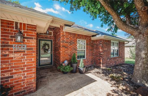 409 Ridgemont Ave, Lowell, AR, 72745-8357 | Card Image