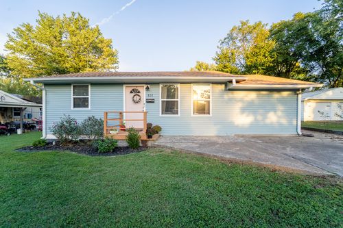 828 S Roosevelt Ave, Aurora, MO, 65605-1885 | Card Image