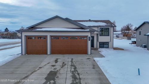 209 15th Ave E, Dickinson, ND, 58601-7597 | Card Image