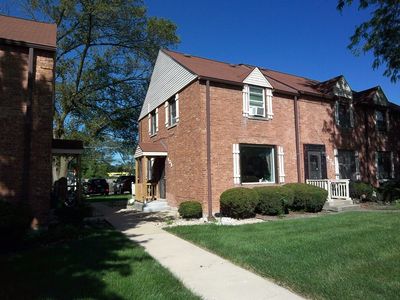 438 East Avenue, Townhouse with 2 bedrooms, 1 bathrooms and 2 parking in La Grange IL | Image 1