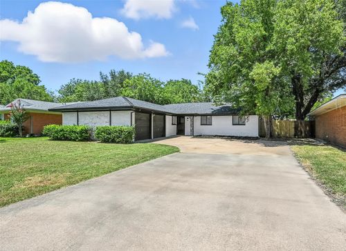 214 W Dorris Dr, Grand Prairie, TX, 75051-4084 | Card Image