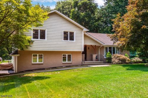 16 Tumbling Brook Rd, Towaco, NJ, 07082-1040 | Card Image