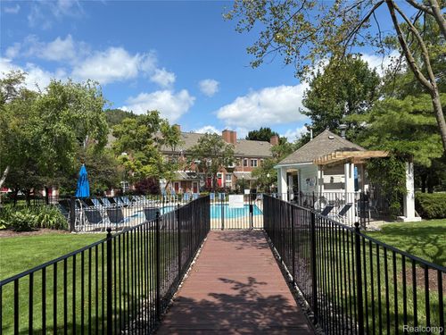 1570 Maryland Club Dr, Royal Oak, MI, 48067-4501 | Card Image