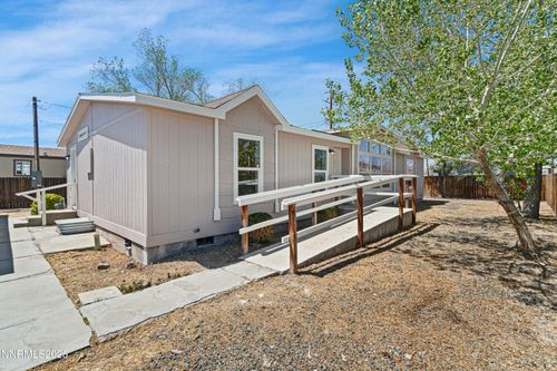 2825 Winnemucca St, Silver Springs, NV, 89429-8927 | Card Image