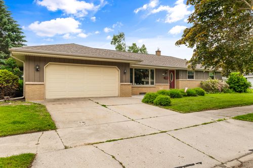 1635 N 21st St, Manitowoc, WI, 54220-1758 | Card Image