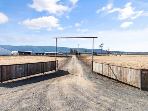 7122 E Langell Valley Rd, Bonanza, OR, 97623-9704 | Card Image