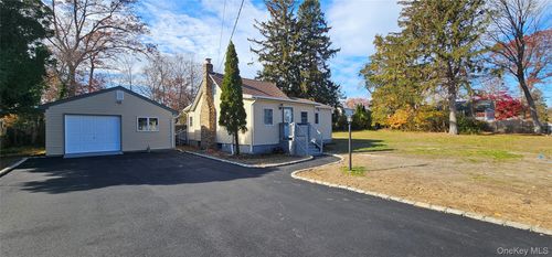 8 Pansy Rd, Rocky Point, NY, 11778-8623 | Card Image