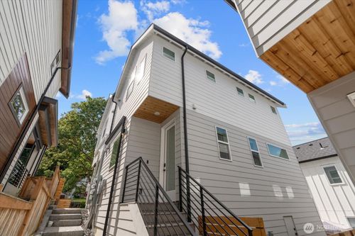b-10338 Wallingford Ave N, Seattle, WA, 98133-9440 | Card Image