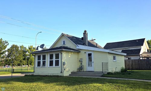 504 5th Ave Ne, Valley City, ND, 58072-2633 | Card Image