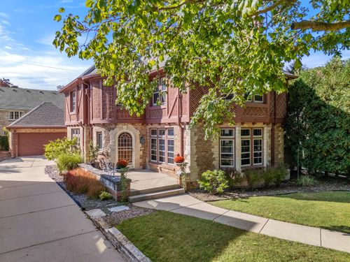 4469 N Maryland Ave, Shorewood, WI, 53211-1652 | Card Image