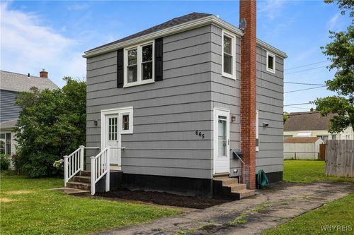 665 76th St, Niagara Falls, NY, 14304-2323 | Card Image
