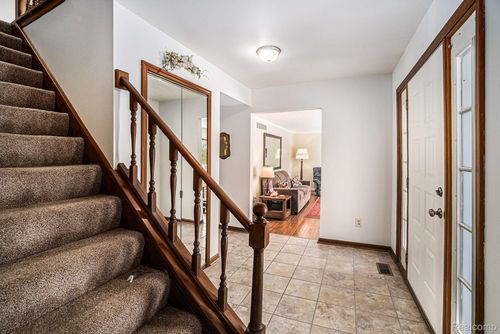 9213 Apple Orchard Dr, Fenton, MI, 48430-9064 | Card Image