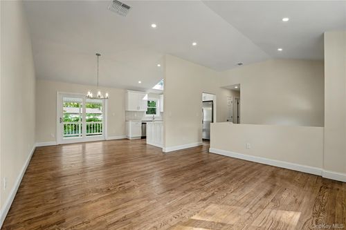 31 Perry Ln, Wheatley Heights, NY, 11798-1314 | Card Image