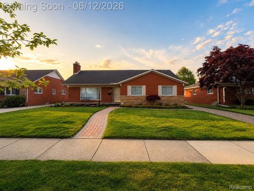 20085 Wedgewood Dr, Grosse Pointe Woods, MI, 48236-2424 | Card Image