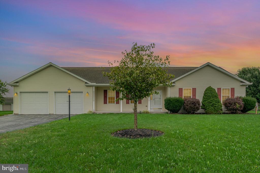 Hunters Cir, Abbottstown, PA 17301