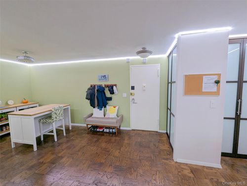 4je-100 E Hartsdale Ave, Hartsdale, NY, 10530-3207 | Card Image