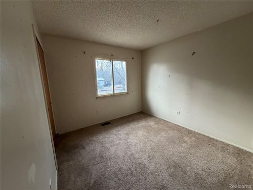 2236 Rosenfield Dr, Flint, MI, 48505-1071 | Card Image