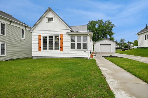 704 15th St, Belle Plaine, IA, 52208-1608 | Card Image