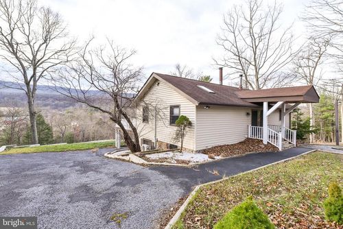 547 Mawani Village Ln, BERKELEY SPRINGS, WV, 25411-3404 | Card Image