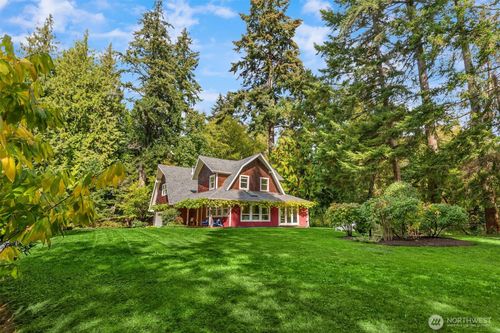 8453 Ferncliff Ave Ne, Bainbridge Island, WA, 98110-2937 | Card Image