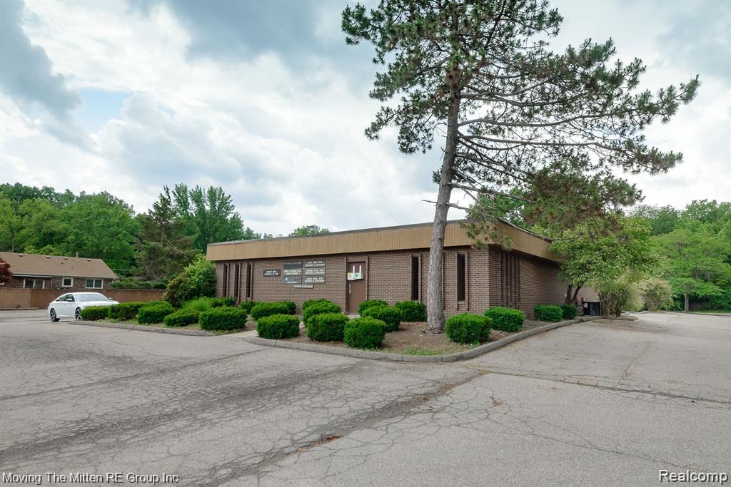 10533 Farmington Rd, Livonia, MI 48150-5734