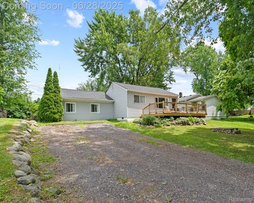 4860 Lindholm Dr, White Lake, MI, 48383-1562 | Card Image