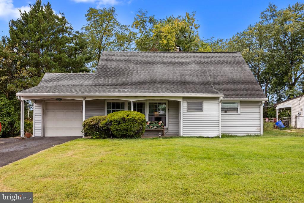 Heartwood Rd, Levittown, PA 19056