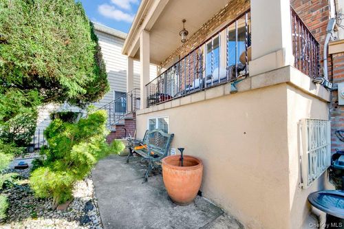 3252 Waterbury Ave, Bronx, NY, 10465-1441 | Card Image