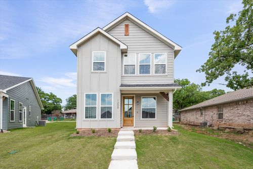 1215 Chestnut Ct, Runaway Bay, TX, 76426-9451 | Card Image
