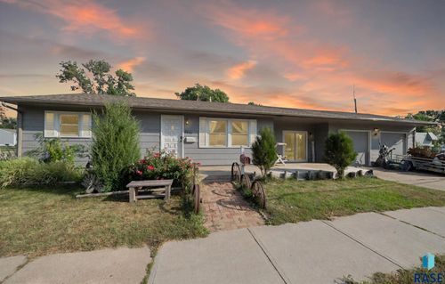 2208 W 2nd St Street, Sioux Falls, SD, 57104 | Card Image
