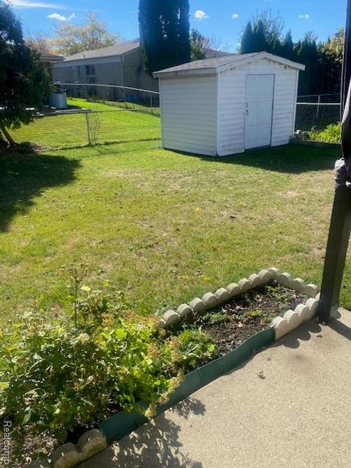 3076 Charity Dr, Sterling Heights, MI, 48310-2942 | Card Image