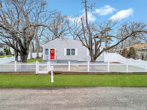 220 Woodycrest Dr, Holtsville, NY, 11742-1715 | Card Image