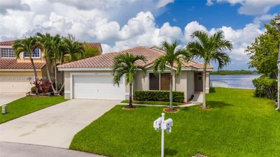 2041 Nw 182nd Ter, House other with 3 bedrooms, 2 bathrooms and null parking in Pembroke Pines FL | Image 1