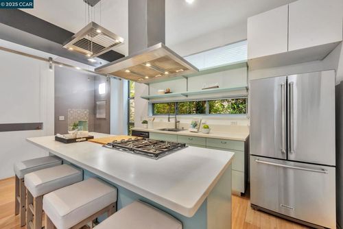 1231 Pine St, Oakland, CA, 94607-1460 | Card Image